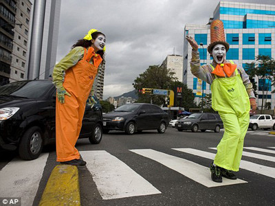 Diễn viên kịch câm điều khiển giao thông