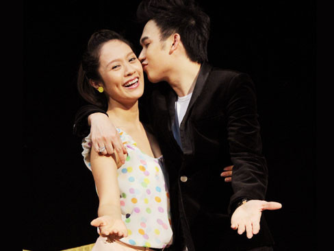 Dương Triệu Vũ hôn 'gái một con'