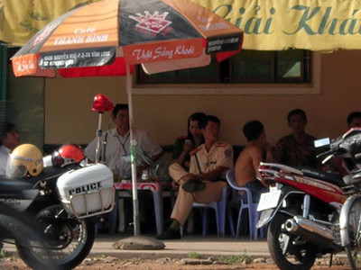 CSGT uống cà phê khi làm nhiệm vụ: Nghiêm khắc chấn chỉnh!