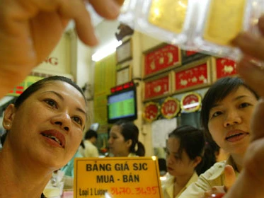 Sống trong 'bão' vàng