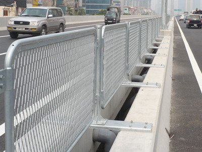 Sau 1 tuần thông xe đường trên cao: Bộc lộ nhiều bất cập