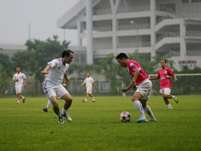 Khi nghệ sĩ đá bóng