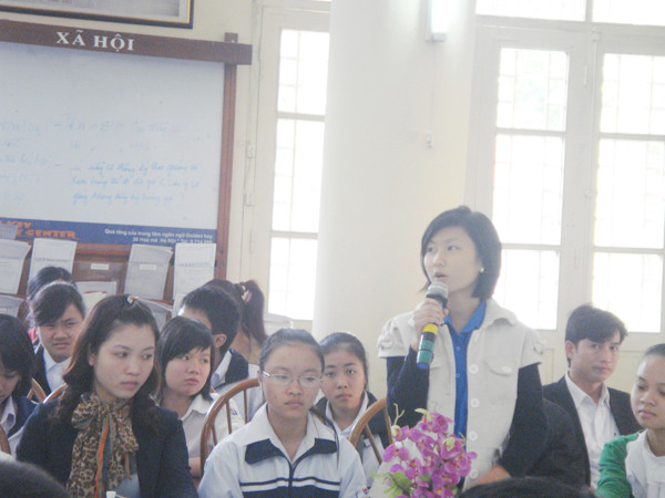 Nhiều bạn trẻ cần tư vấn của các chuyên gia. Ảnh: Hải Yến