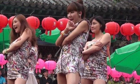 Biểu diễn sexy trước đền thờ, nhóm nhạc bị ném đá