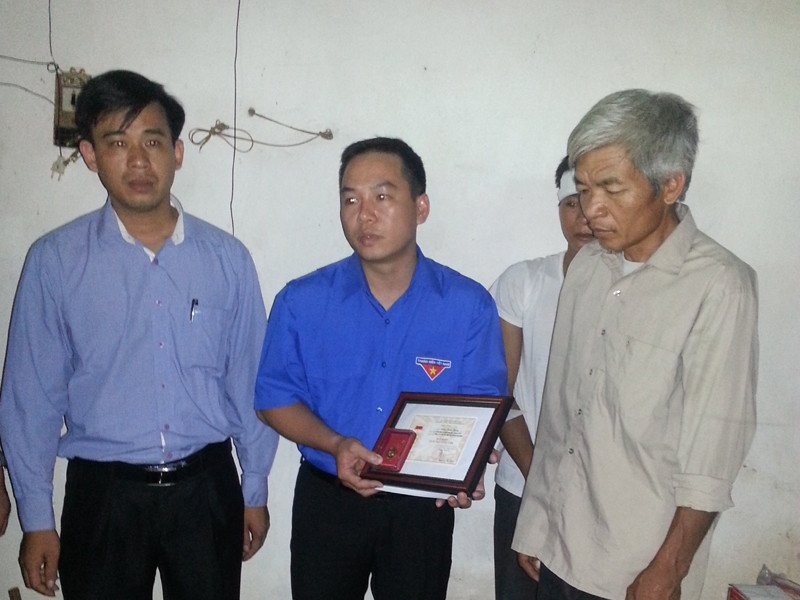 Truy tặng huy hiệu 'Tuổi trẻ dũng cảm' cho người 'nhường mạng sống'