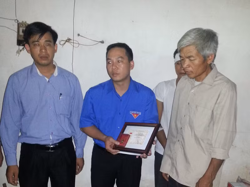 Truy tặng huy hiệu 'Tuổi trẻ dũng cảm' cho người 'nhường mạng sống'