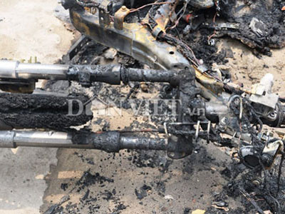 Xe máy cháy rụi vì trúng "bom xăng"