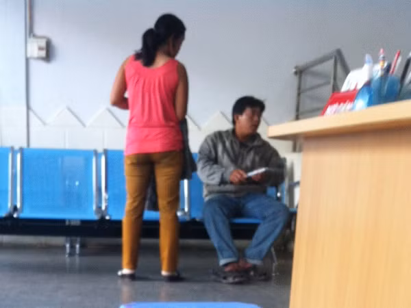 Vợ chồng chị Nguyễn Thị L. đang chờ khám tại phòng khám y học cổ truyền Huê Hạ vào sáng 19-7 trước khi tai biến xảy ra Ảnh: L.N