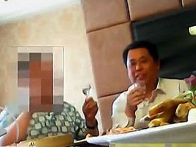 Quan tham vừa nhậu nhẹt, vừa chửi dân