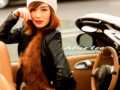 Xinh hút hồn bên xế hộp