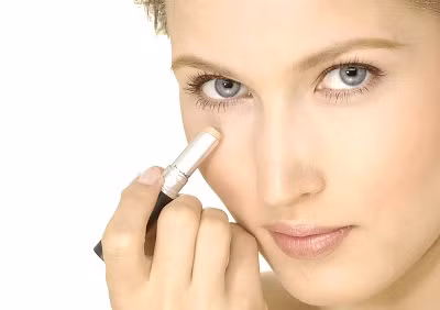 Mẹo trang điểm che đôi mắt mệt mỏi