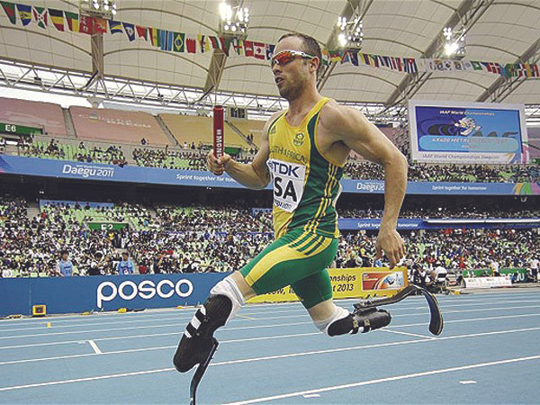 Oscar Pistorius khiến thế giới phải ngưỡng mộ với tinh thần “tàn nhưng không phế” Ảnh: AP