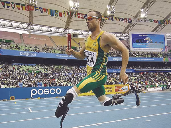 Oscar Pistorius khiến thế giới phải ngưỡng mộ với tinh thần “tàn nhưng không phế” Ảnh: AP