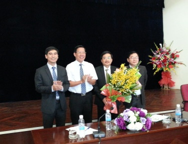 Nhà báo Vũ Tiến (thứ hai từ phái sang) nhận quyết định làm PTBT báo Tiền Phong và hoa chúc mừng