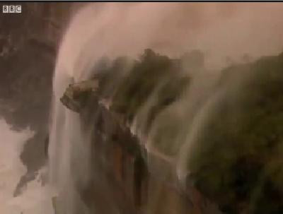 Thác nước chảy … lên trời