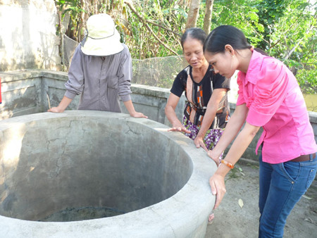 Nhiều người dân tin rằng uống nước giếng Thùng có thể đẻ con trai dù chẳng có cơ sở khoa học nào chứng minh. Ảnh: H.H (Giadinh.net)