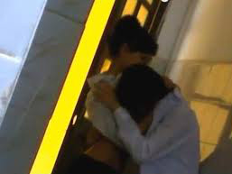 Nam sinh đến lớp, ngồi gầm bàn tự làm 'chuyện ấy'