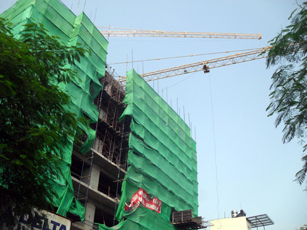 Cẩn cẩu lơ lửng đầu người mối lo của người dân