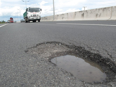 Đường cao tốc TP.HCM - Trung Lương mới đưa vào sử dụng đã xuất hiện nhiều “ổ gà" - Ảnh: P.T
