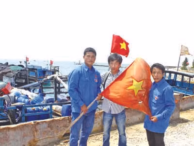 Ngư dân trẻ dũng cảm & lá cờ đi vào lịch sử