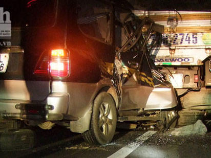 Ô tô tông đuôi xe tải, 3 người trong gia đình tử nạn