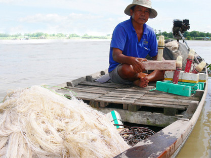 Ngư phủ 'sát' cá khủng trên sông Hậu