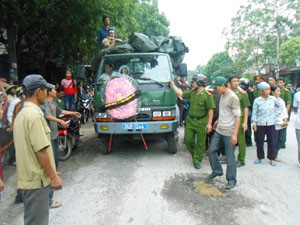 Chở quan tài mẹ con sản phụ đến nhà Phó Giám đốc bệnh viện