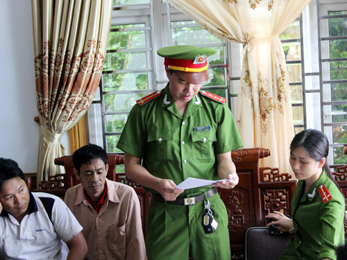 Công an đọc lệnh bắt