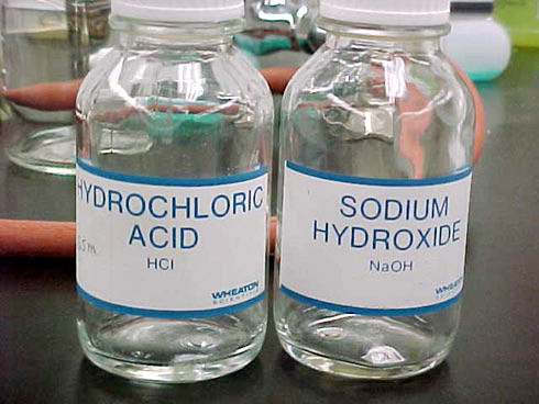 Nghi bị cắm sừng, giám đốc cho vợ 'nhỏ' tắm... axit