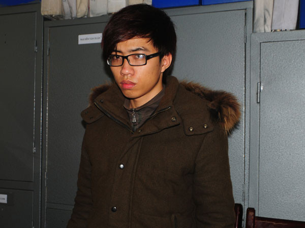 Đối tượng Bùi Ngọc Quân - kẻ trực tiếp đâm chết nam sinh Vũ Ngọc Cương tại cơ quan điều tra. Ảnh: T.N