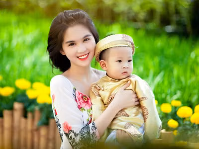Ngọc Trinh diện áo dài rạng rỡ đón xuân sang