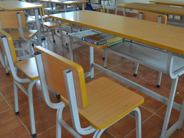 Trường chục tỷ, trò vẫn phải tự mua bàn ghế