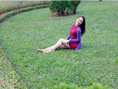 Người đẹp Đại học Thương mại trong nắng vàng, cỏ xanh