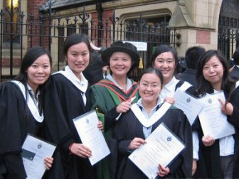 Hàng trăm sinh viên Trung Quốc làm giấy tờ du học giả