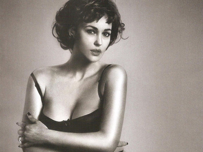 Monica Belluci: gần ngũ tuần vẫn tự tin khoe ngực