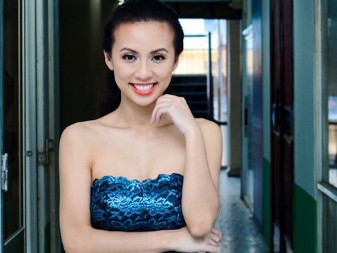 'Bạn gái tin đồn' của Đan Trường lộ vai trần quyến rũ