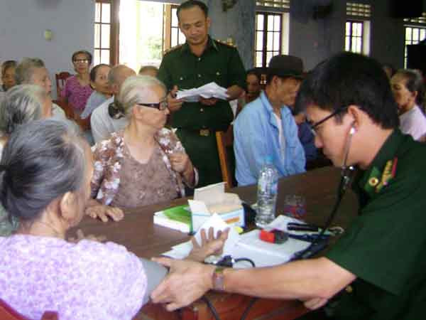 Khám, cấp thuốc miễn phí cho 300 dân nghèo ven biển