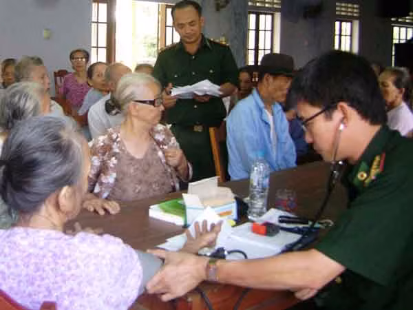 Khám, cấp thuốc miễn phí cho 300 dân nghèo ven biển