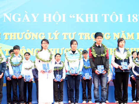 Trao giải thưởng Lý Tự Trong cho 100 học sinh xuất sắc