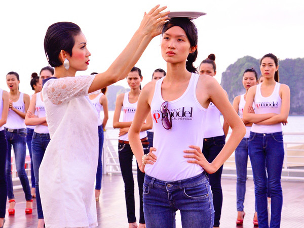 Xuân Lan nghiêm khắc khi dạy catwalk