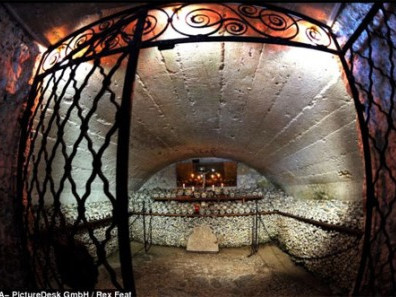 ‘Toát mồ hôi’ ngắm ngôi nhà xương người tại Áo