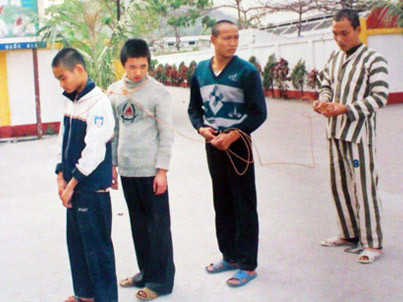 Sát thủ cuồng bạo giết ba mẹ con trên đồi