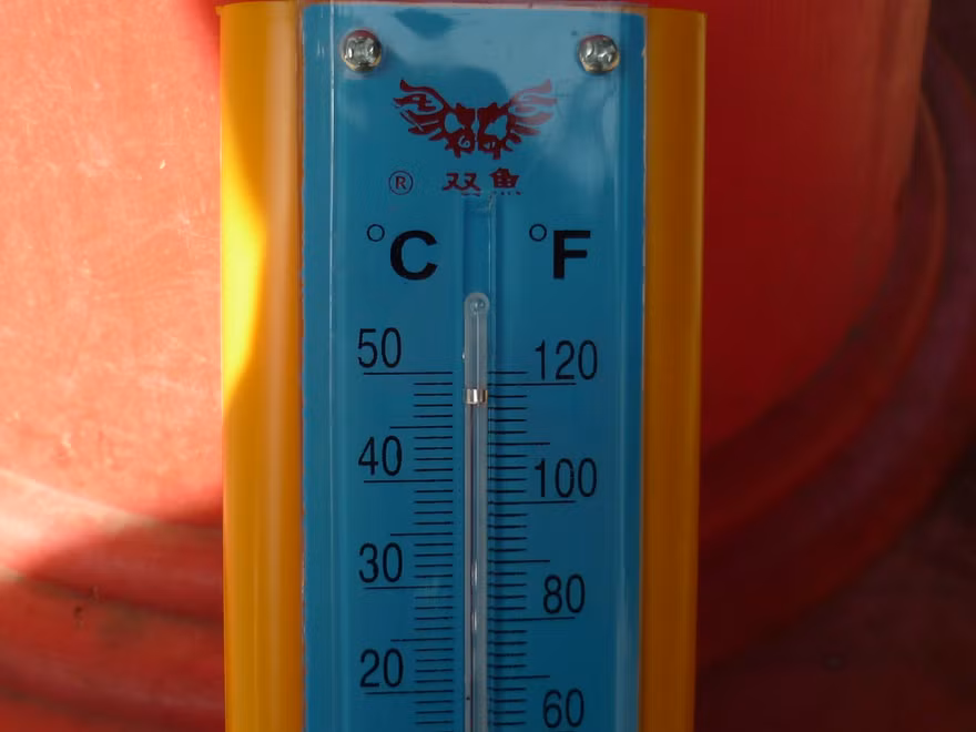Vạch nhiệt kế chỉ gần 50 độ C