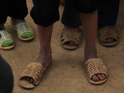 Những đôi chân trẻ vùng cao nứt nẻ giữa giá lạnh