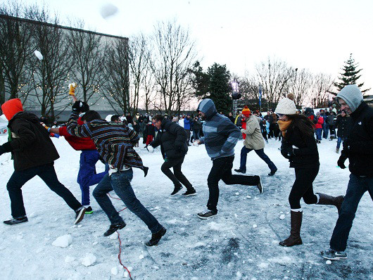 Gần 6.000 người ném tuyết lập kỷ lục Guinness