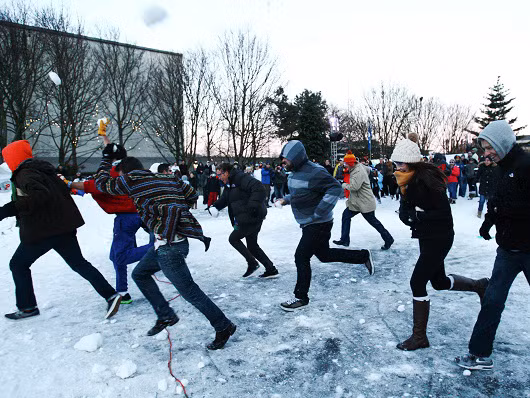 Gần 6.000 người ném tuyết lập kỷ lục Guinness