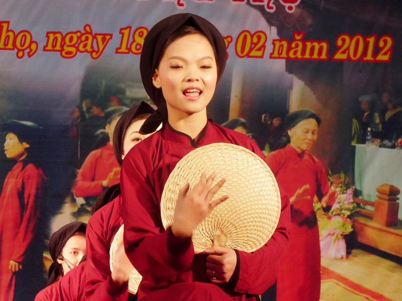 Một đoạn hát trong chặng Chơi bợm gái. Ảnh: Phúc An Chi