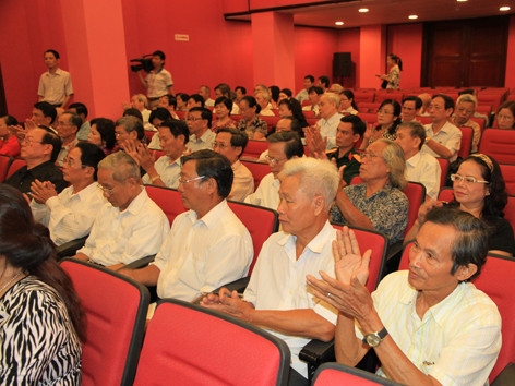 82 tuổi vẫn đi học lớp bồi dưỡng viết văn