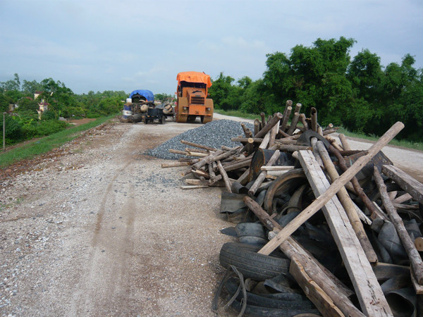Công trình làm đê ở Hưng Yên với vốn đầu tư 2.700 tỷ đồng (do một doanh nghiệp ở Ninh Bình đầu tư) vẫn tiến độ rùa. Ảnh:P.A