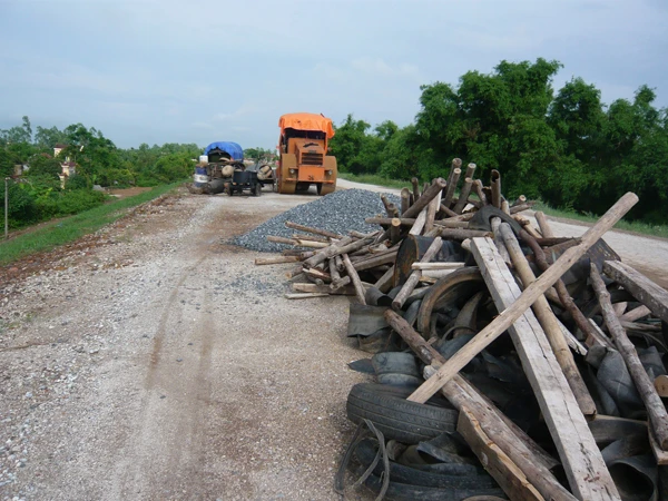 Công trình làm đê ở Hưng Yên với vốn đầu tư 2.700 tỷ đồng (do một doanh nghiệp ở Ninh Bình đầu tư) vẫn tiến độ rùa. Ảnh:P.A
